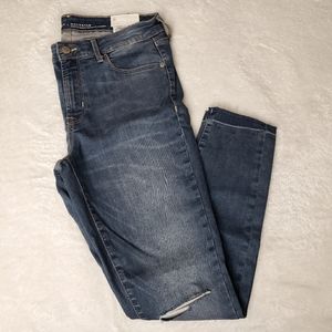 Old Navy Built-In Sculpt Distressed Rockstar Jeans